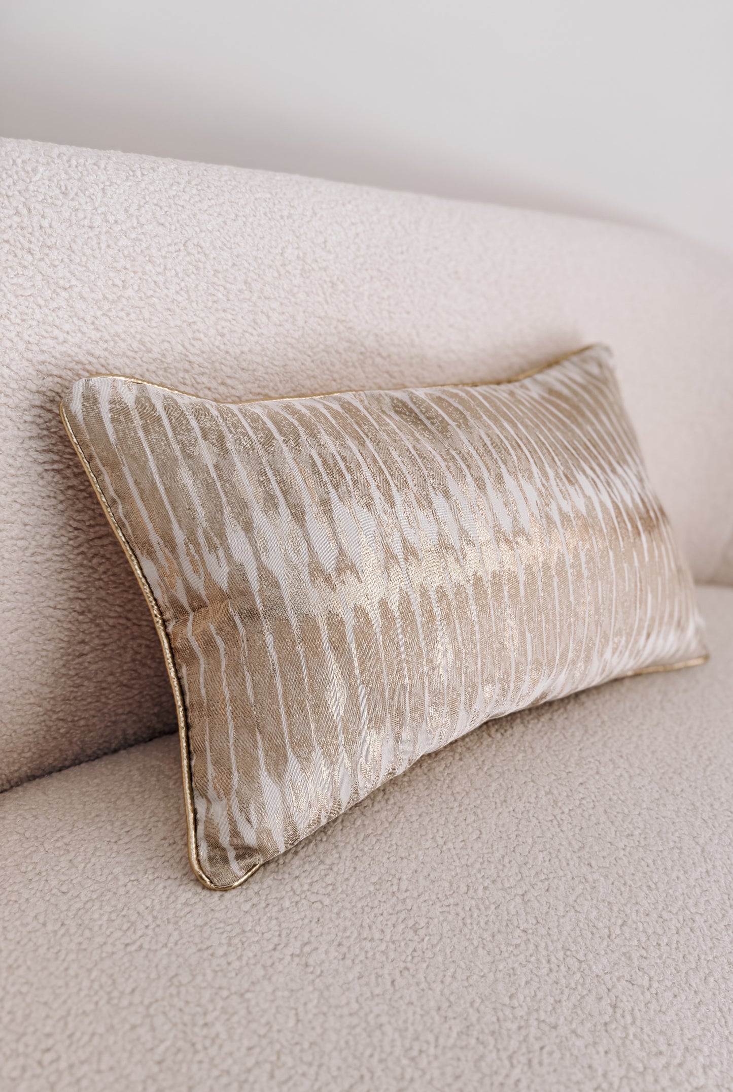 Textured Stripe Lumbar Cushion – gold & Ivory (30 × 50 cm)