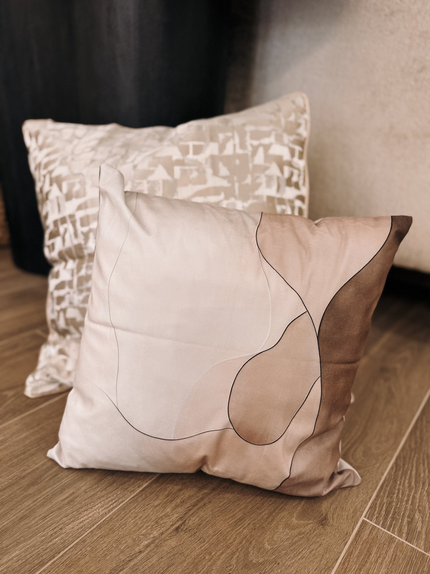 Abstract Line Art Cushion 45 × 45 cm – Includes Inner